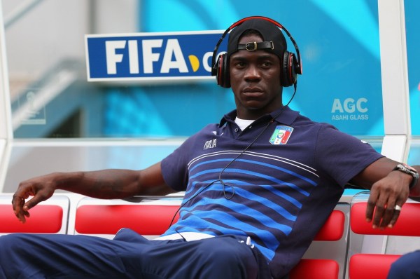 皮尔洛再现大师一瞬 风骚过顶长传险助巴神破