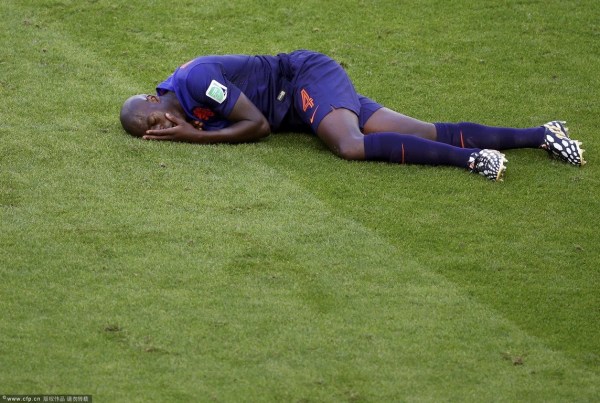 新华社:足球是战斗种族的游戏 某国娘炮可以走