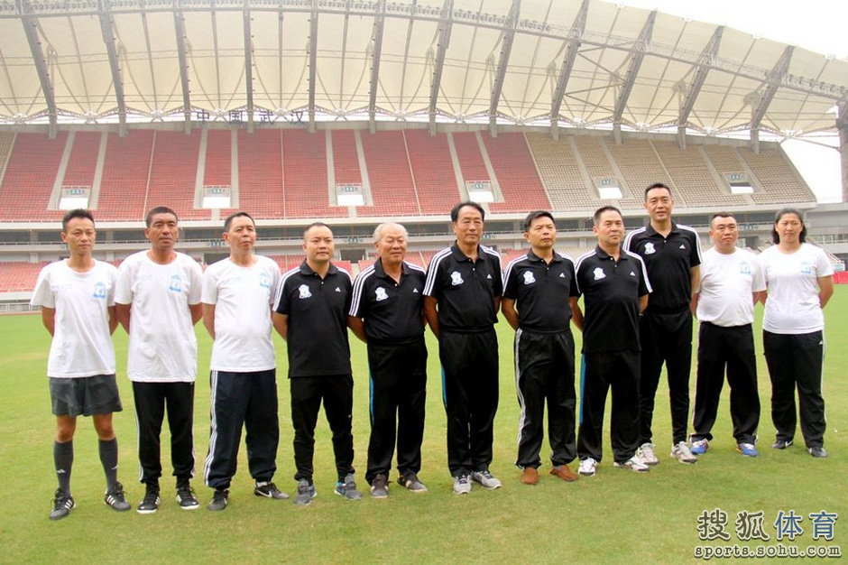 高清:中国首支裁判足球队成立 两位女裁判在列