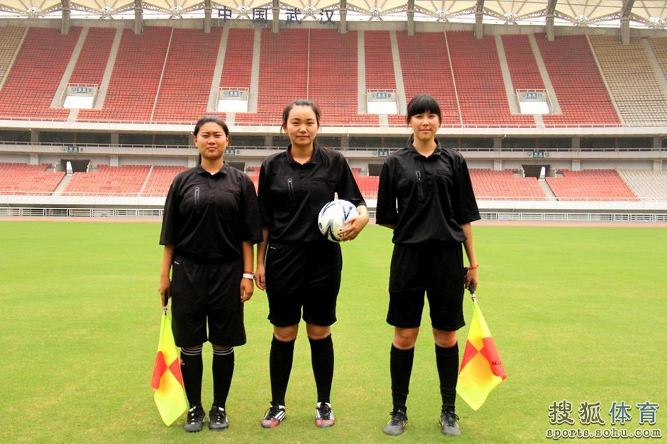 高清:中国首支裁判足球队成立 两位女裁判在列