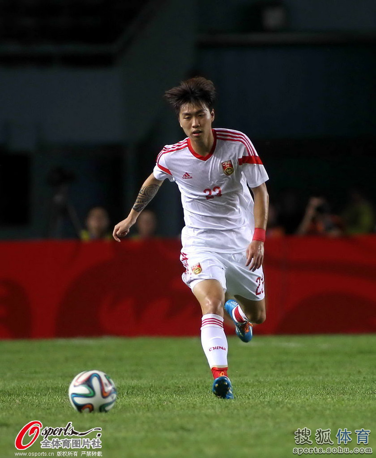 高清图:国奥0-0乌兹别克斯坦 谢鹏飞射门漂亮