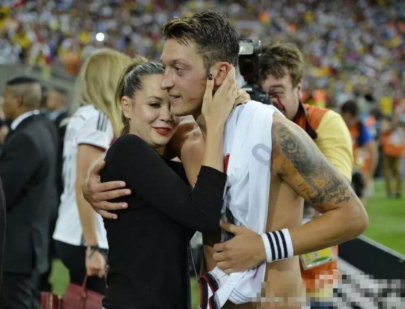 霸道!女友狂吻厄齐尔 小媳妇 脸上遍布口红(图