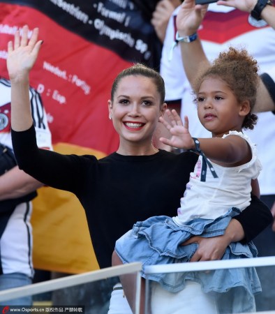 霸道!女友狂吻厄齐尔 小媳妇 脸上遍布口红(图