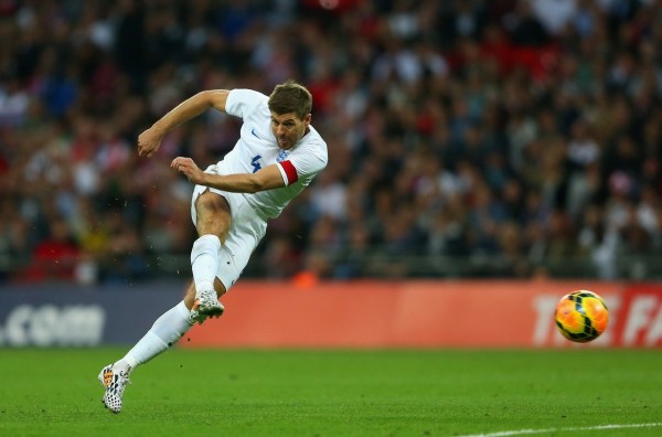 2014年3月10日,伦敦,杰拉德在英格兰对阵秘鲁的友谊赛中射门.