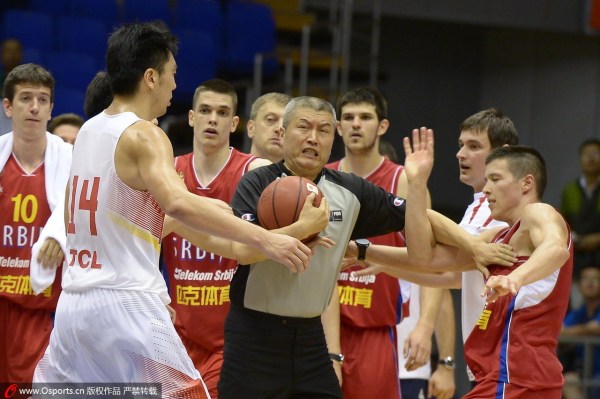 塞尔维亚赛后竖中指 赛中踢飞篮球+推搡冲突不
