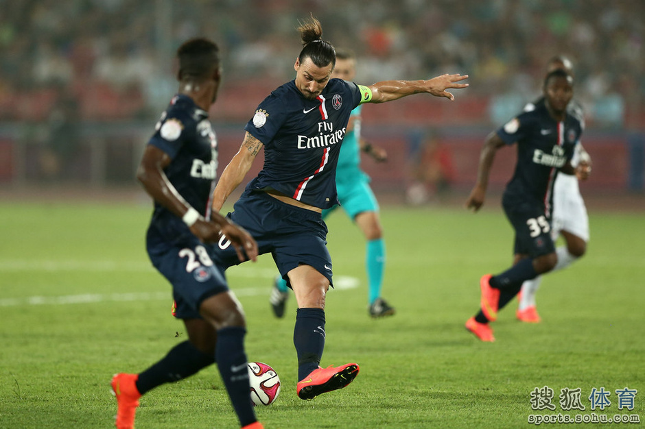 组图:超级杯特设补水时间 伊布卡瓦尼双鬼拍门