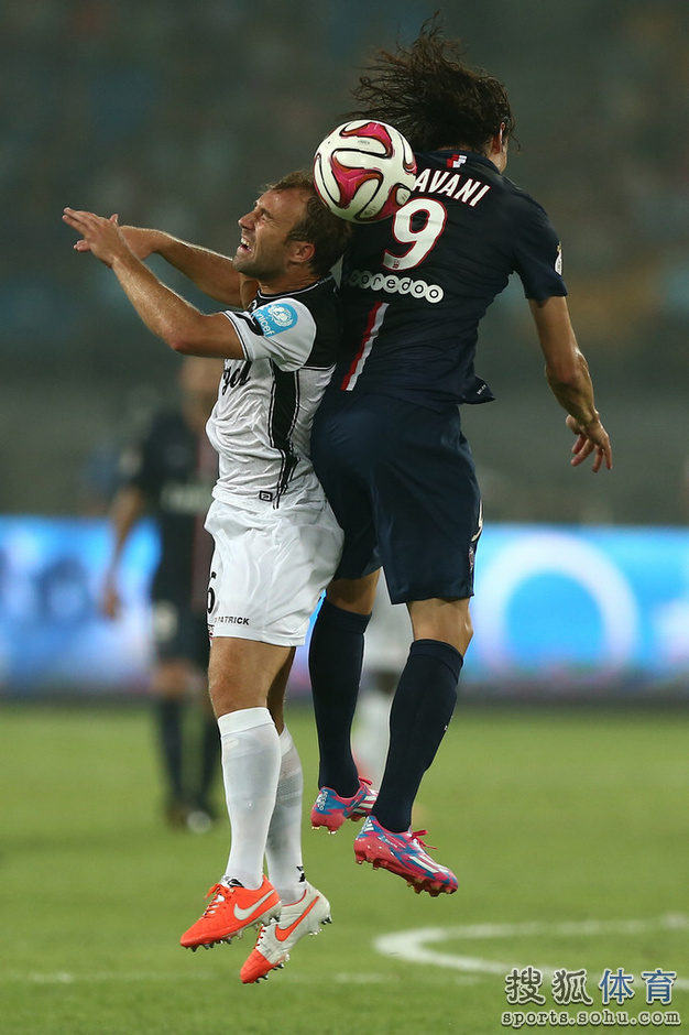 组图:超级杯特设补水时间 伊布卡瓦尼双鬼拍门