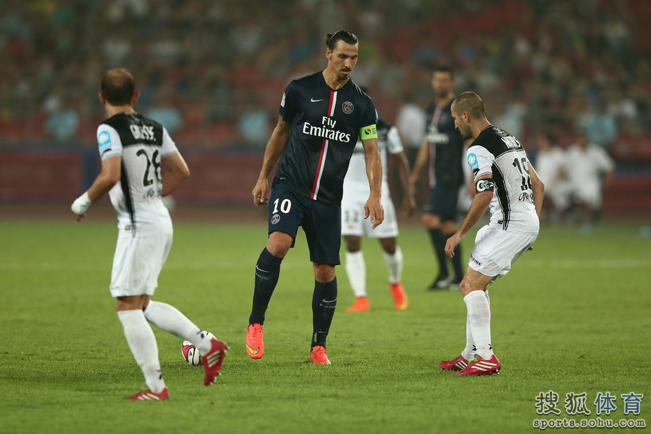 组图:超级杯特设补水时间 伊布卡瓦尼双鬼拍门