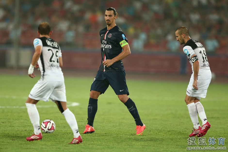 组图:超级杯特设补水时间 伊布卡瓦尼双鬼拍门