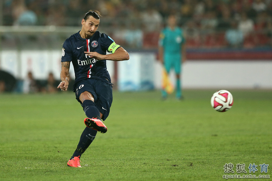 组图:超级杯特设补水时间 伊布卡瓦尼双鬼拍门