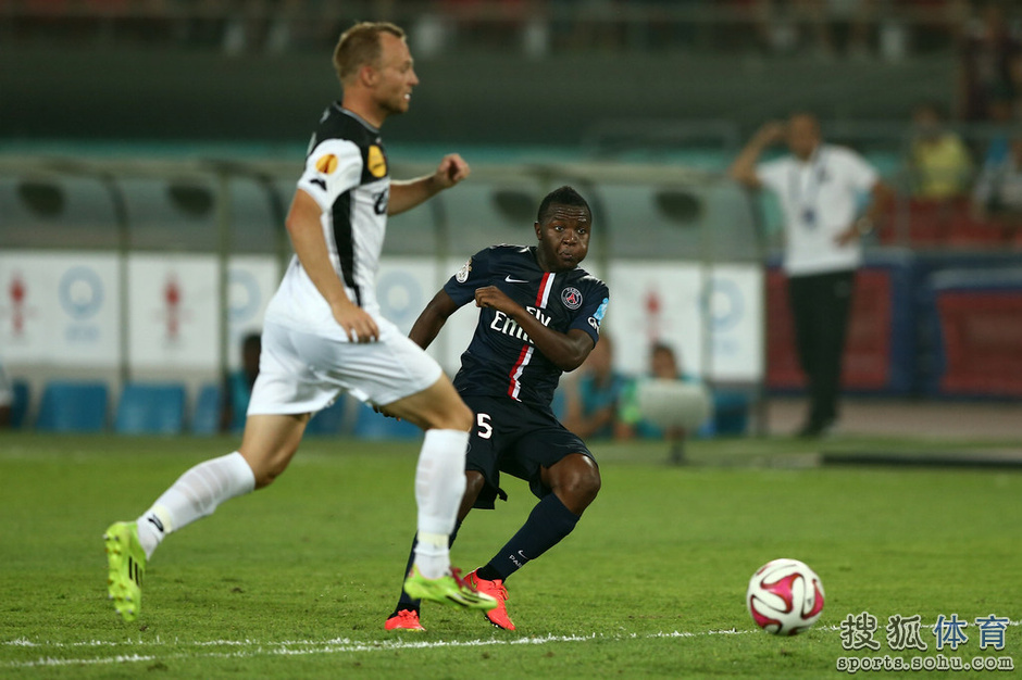 组图:超级杯特设补水时间 伊布卡瓦尼双鬼拍门