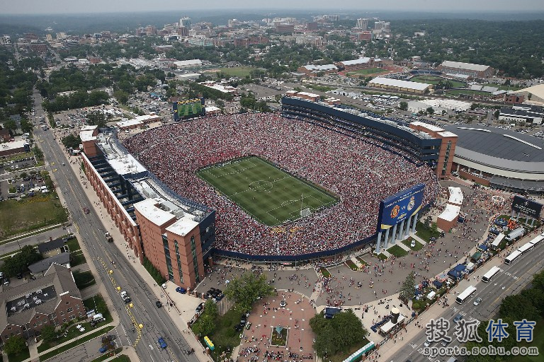 高清图:11万人挤爆球场 曼联VS皇马可比超级碗