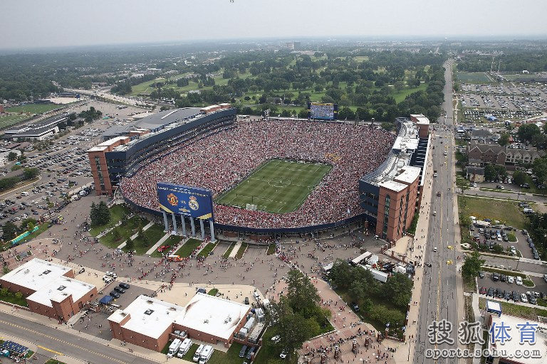 高清图:11万人挤爆球场 曼联VS皇马可比超级碗