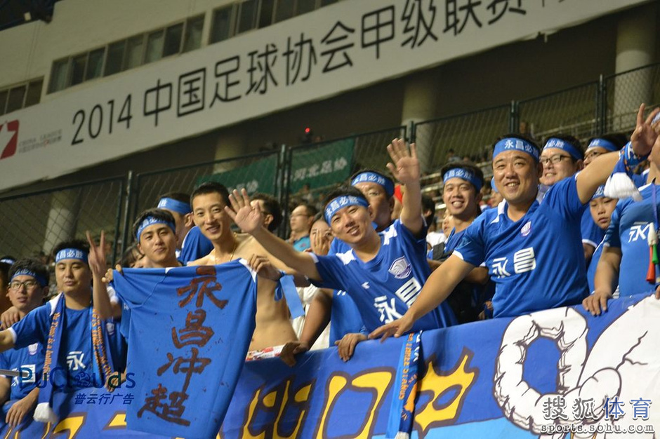 高清:永昌松江PK球迷给力 宝贝跳小苹果啦啦操