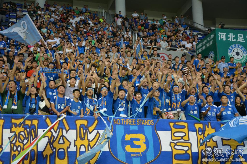 高清:球迷给力助阵永昌 健美宝贝热舞激情洋溢