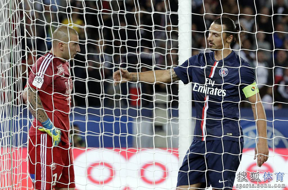 高清图:伊布戴帽点燃王子公园 法国前总统观战