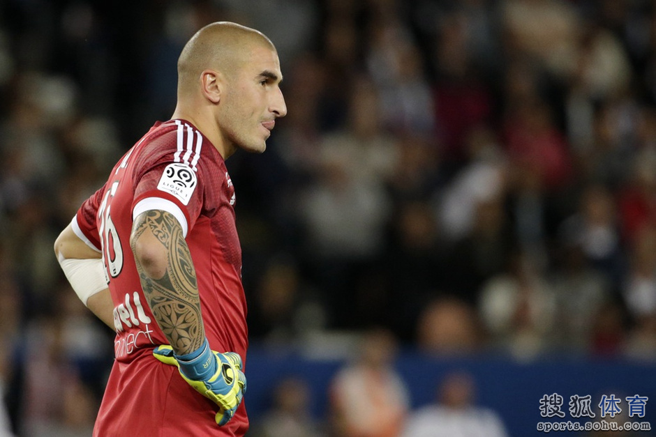 高清图:伊布戴帽点燃王子公园 法国前总统观战