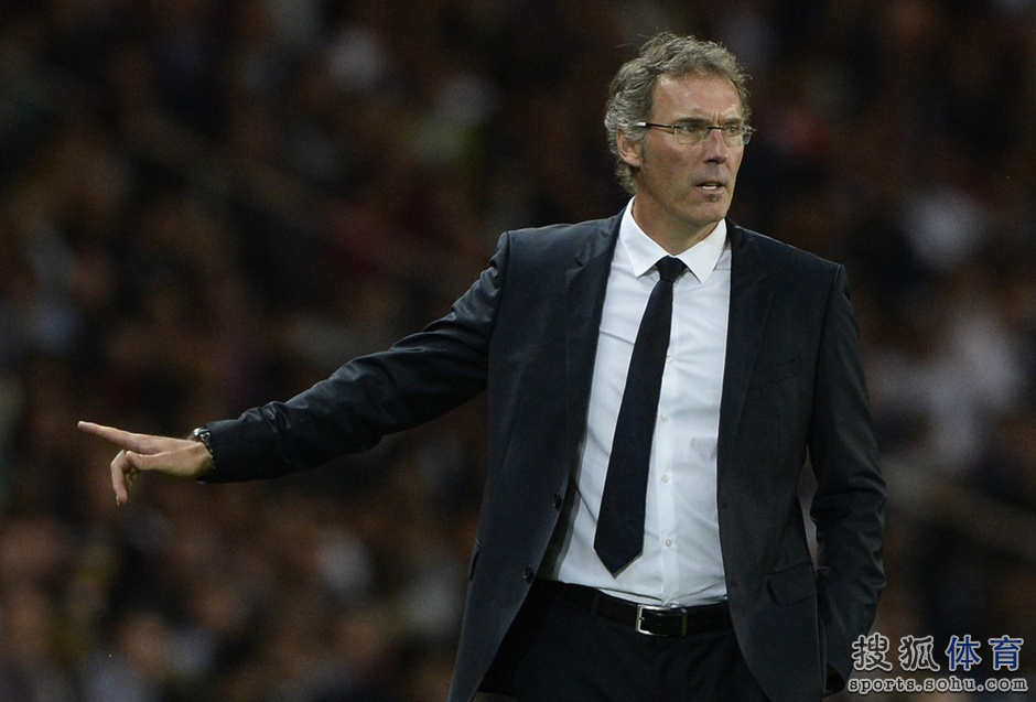 高清图:伊布戴帽点燃王子公园 法国前总统观战