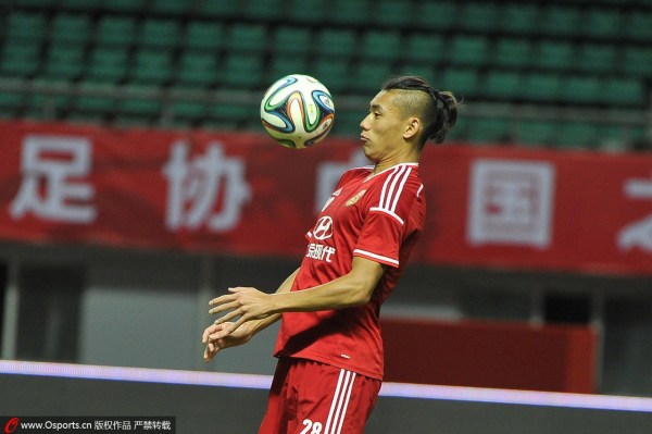 兵发哈尔滨前佩兰吃月饼 欲挖掘国足新德罗巴