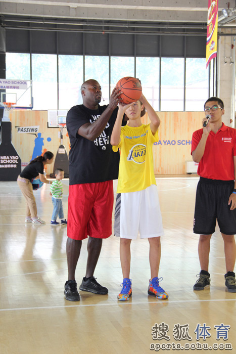 高清:传奇球星造访NBA姚明学校 指导学员投篮