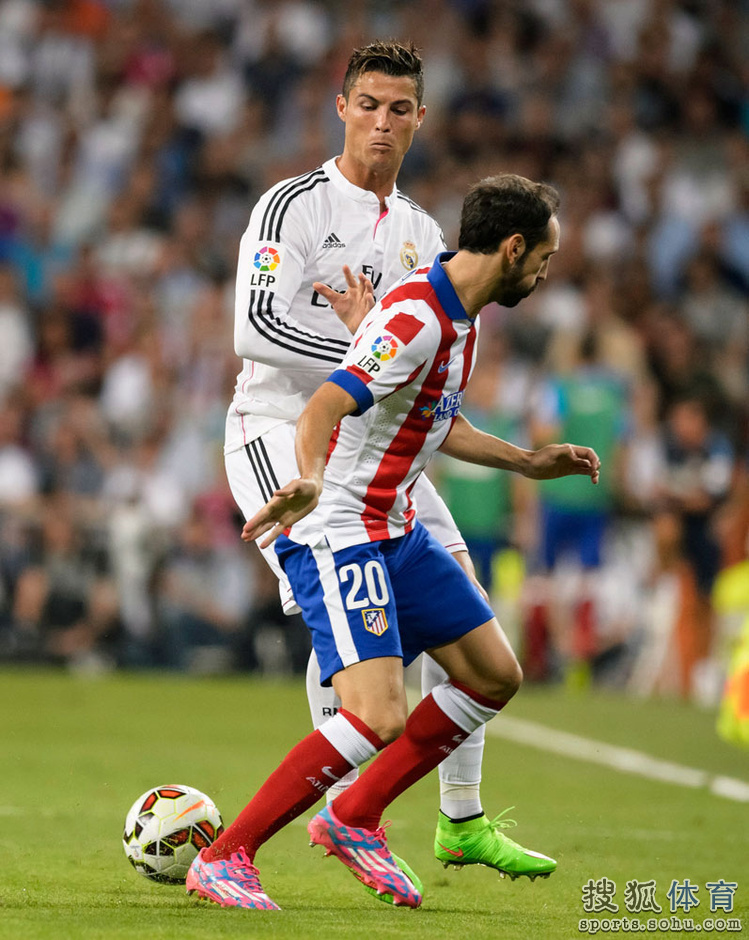 高清图:马竞众将相拥狂欢 C罗再现标志性庆祝