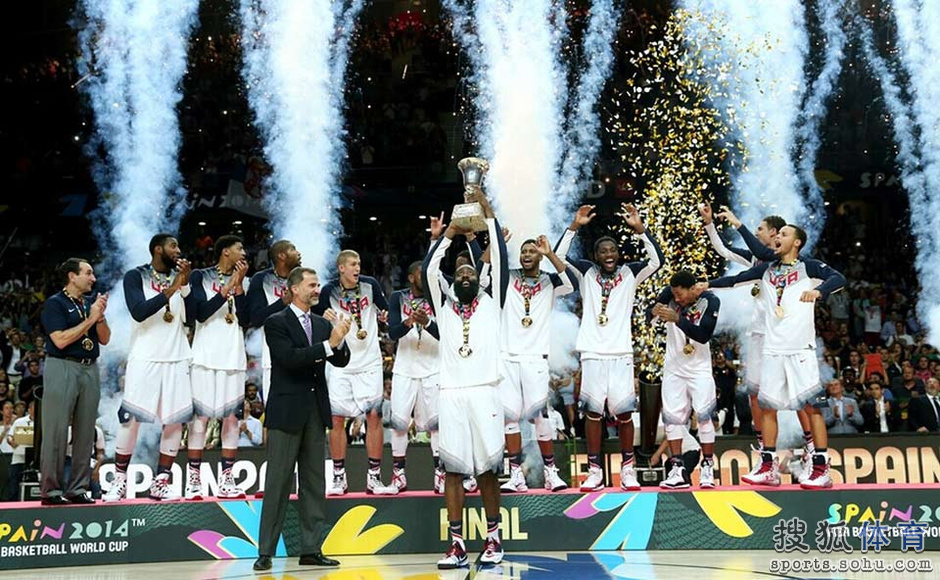 高清:美国男篮世界杯夺冠 哈登举奖杯地位超然