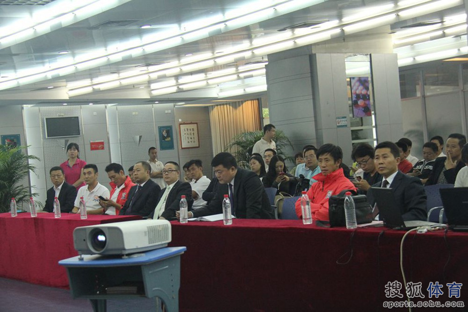 高清:10月19日中意传奇球星对抗赛 举行发布会