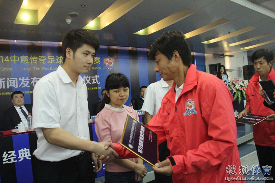 高清:10月19日中意传奇球星对抗赛 举行发布会