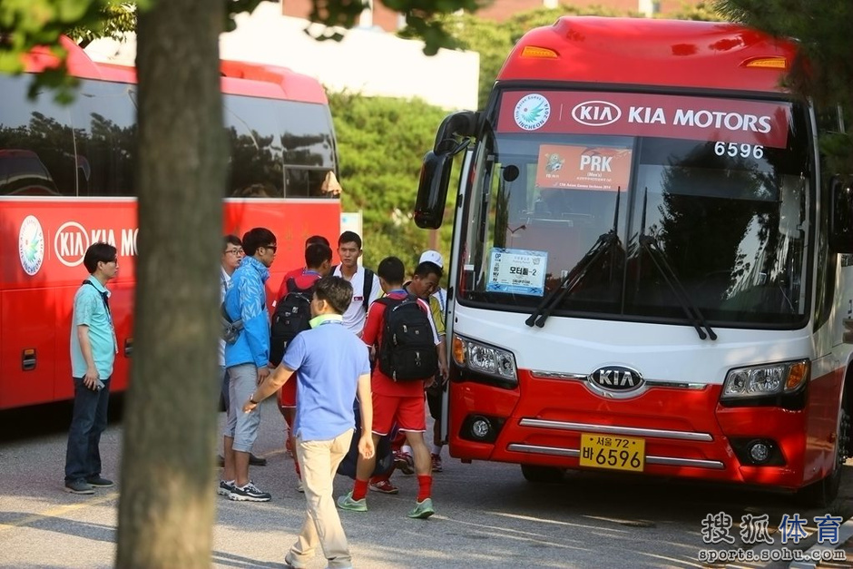 高清:亚运朝鲜男足备战神秘依旧 拒绝记者拍摄