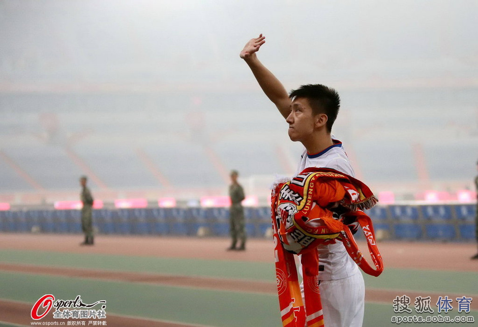 情义!高迪反戈鞠躬致谢 鲁能球迷回赠围巾(图)