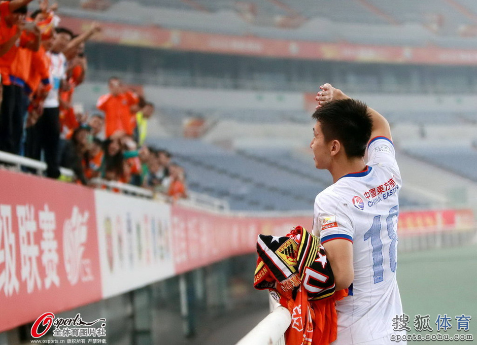 情义!高迪反戈鞠躬致谢 鲁能球迷回赠围巾(图)