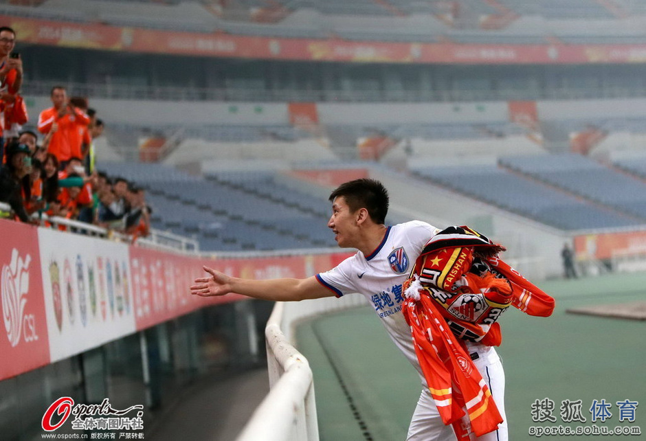 情义!高迪反戈鞠躬致谢 鲁能球迷回赠围巾(图)