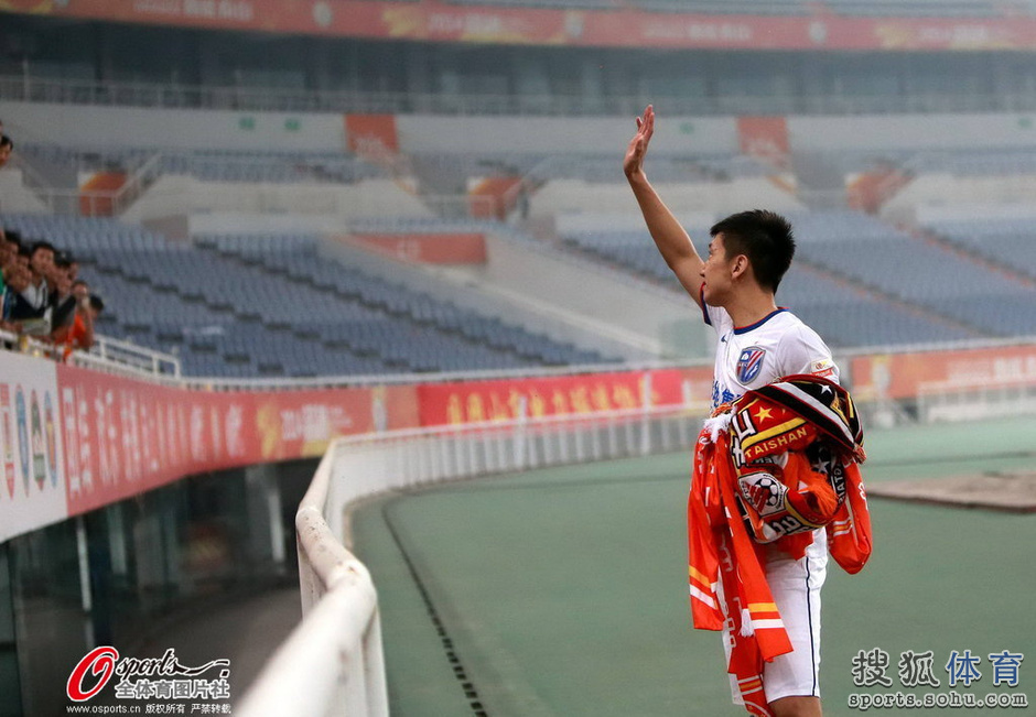 情义!高迪反戈鞠躬致谢 鲁能球迷回赠围巾(图)