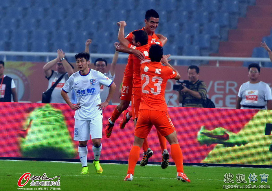 情义!高迪反戈鞠躬致谢 鲁能球迷回赠围巾(图)