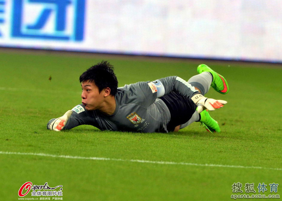 情义!高迪反戈鞠躬致谢 鲁能球迷回赠围巾(图)