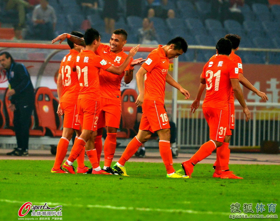 情义!高迪反戈鞠躬致谢 鲁能球迷回赠围巾(图)