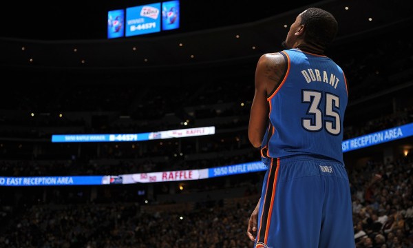 杜兰特:用球队会议庆祝26岁生日 现在不想谈2