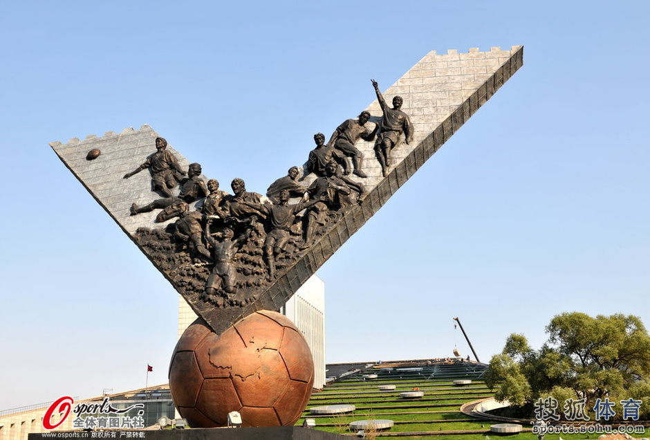高清:国足世界杯出线成追忆 米卢雕塑严重受损