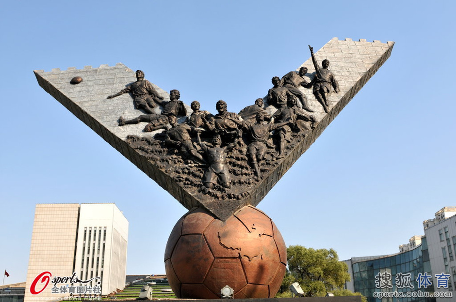 高清:国足世界杯出线成追忆 米卢雕塑严重受损