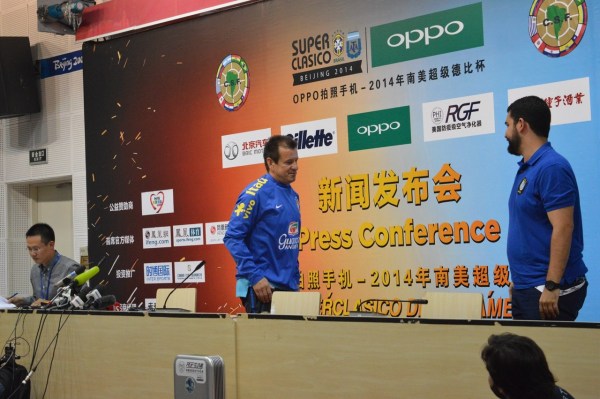 巴西阿根廷轻视中国媒体惹不满 保安怒吼赶阿