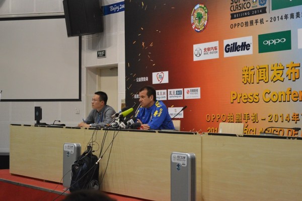 巴西阿根廷轻视中国媒体惹不满 保安怒吼赶阿