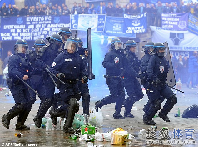 高清图:防暴警察出动! 埃弗顿球迷法国酿骚乱