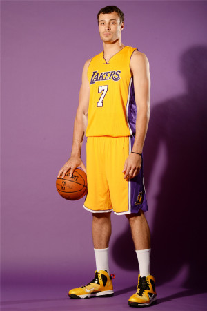 湖人夏季联赛试验双控战术 兰德尔:榜眼传球惊