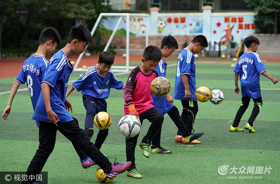 6月22日,青岛太平路小学足球队在进行训练.