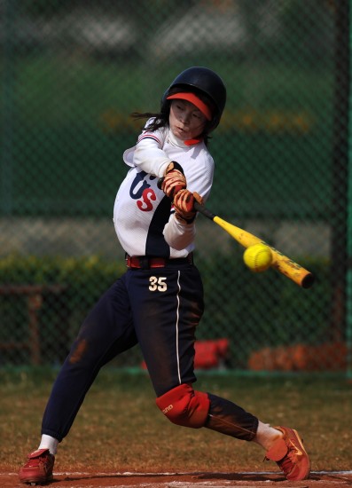 图文-全国女子垒球冠军杯赛昆明激战 标准击球