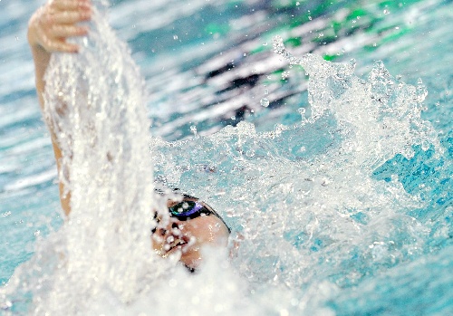 图文:全国游泳锦标赛开赛 傅园慧在比赛中