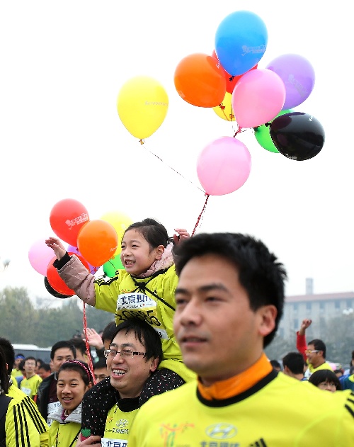 图文:2012北京国际马拉松赛 小选手手举气球