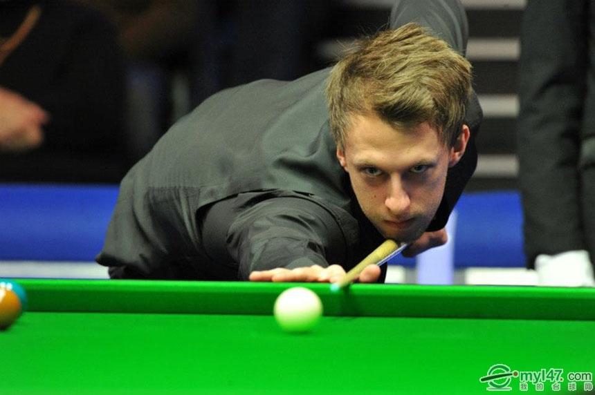 高清:特鲁姆普遇难题笑脸搞怪 乔伊斯沉稳击球