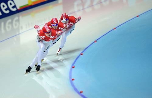 图文:速滑世界杯哈尔滨站 俄罗斯女队弯道处理