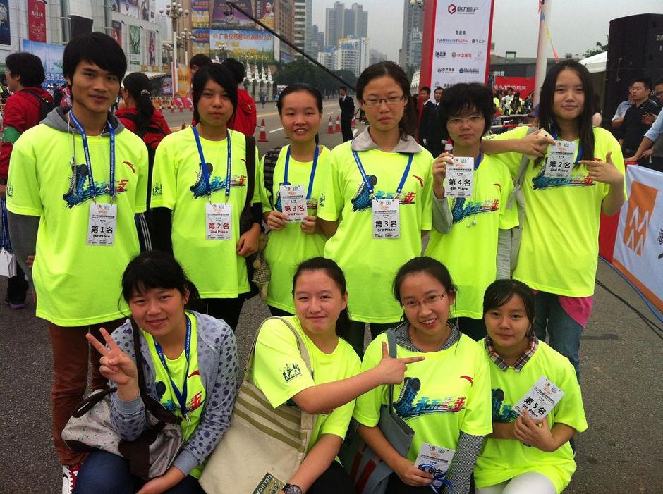 高清图:2012年珠海半程马拉松赛 志愿者大合影_热点聚焦_大众网